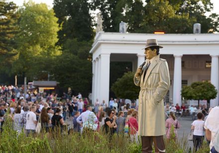 Statue im Stil eines Film-Noir-Detektivs vor dem historischen Kurhaus bei den Parklichtern 2022 unter dem Motto „Unforgettable – die größten Film- und Musicalhits“.