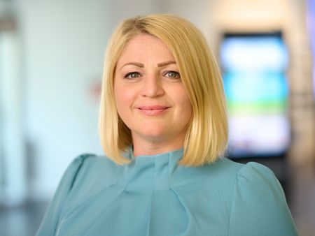 Einzelporträt von Olga Mattern.