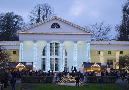 Die Lichter im Park im Rahmen des Weihnachtsmarktes in Bad Oeynhausen inklusive Verzehrhütten vor der Wandelhalle. Schlemmen in stimmungsvoller Kulisse.