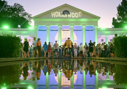 Hollywood-Schriftzug als Projektion auf der Wandelhalle und Elvis-Darsteller mit Gitarre bei den Parklichtern 2022 unter dem Motto „Unforgettable – die größten Film- und Musicalhits“.