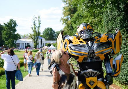Der laufende Bumblebee im Kurpark Bad Oeynhausen im Rahmen der Parklichter am Samstag zum Veranstaltungsmotto "Feel the 90s". Das Fotomotiv für die Festival Besucher schlecht hin.