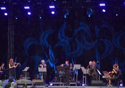Auftritt des Staatsbad Orchesters auf der Hauptbühne bei den Parklichtern 2023 in Bad Oeynhausen
