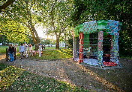 Der griechische Tempel Monopteros im Kurpark Bad Oeynhausen wird in Anlehnung an die Reichstagsverhüllung 1995 in ein eindrucksvolles Kunstwerk verwandelt. Im Rahmen der Parklichter am Samstag zum Veranstaltungsmotto "Feel the 90s".