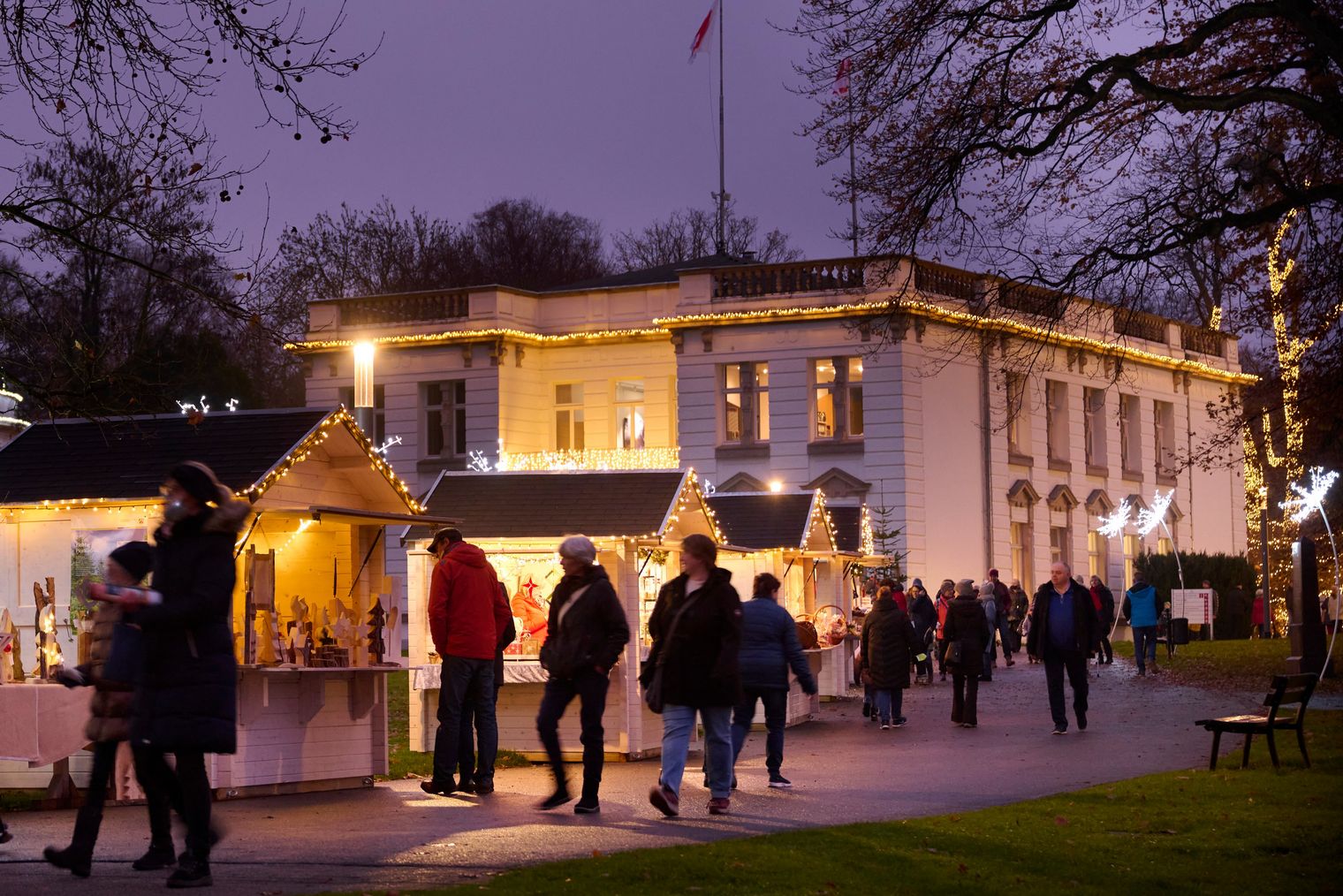 Der Westfälische Geschenkemarkt im Kurpark beim Weihnachtsmarkt in Bad Oeynhausen.