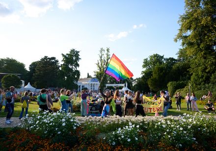 Die Kurparade im Kurpark Bad Oeynhausen im Rahmen der Parklichter am Samstag zum Veranstaltungsmotto "Feel the 90s". 
