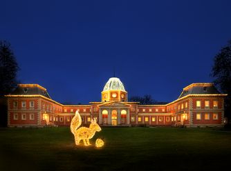 Weihnachtliches Badehaus II im Kurpark Bad Oeynhausen im Rahmen der Lichter im Park. Im Vordergrund das beleuchte Eichhörnchen "Wilma".