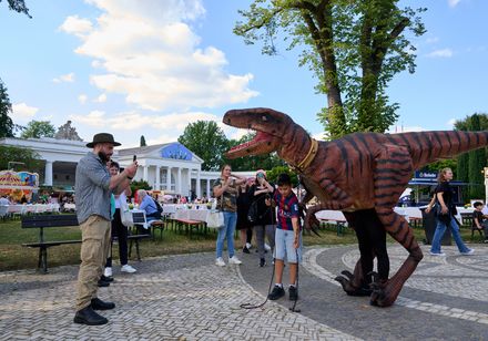 Dinosaurier im Kurpark Bad Oeynhausen im Rahmen der Parklichter am Samstag zum Veranstaltungsmotto "Feel the 90s". 