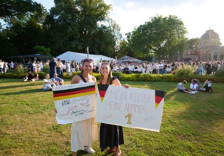 Die Spielerfrauen der EM Helden aus 1996 im Kurpark Bad Oeynhausen im Rahmen der Parklichter am Samstag zum Veranstaltungsmotto "Feel the 90s"!