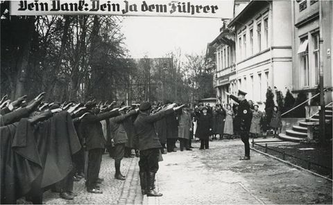 Menschen beim Hitlergruß vor einem Gebäude im Staatsbad Bad Oeynhausen während der nationalsozialistischen Machtübernahme 1933.