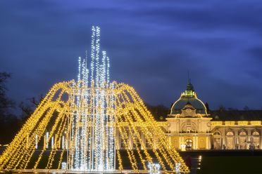 Die beleuchtete Mittelfontäne im Rahmen der Lichter im Park zum Weihnachtsmarkt in Bad Oeynhausen.