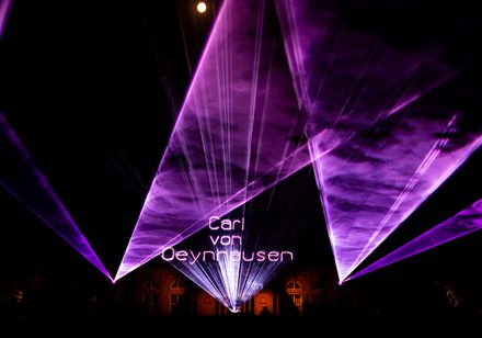 Lasershow bei den Parklichtern 2023 mit Projektion von „Carl von Oeynhausen“ in Bad Oeynhausen