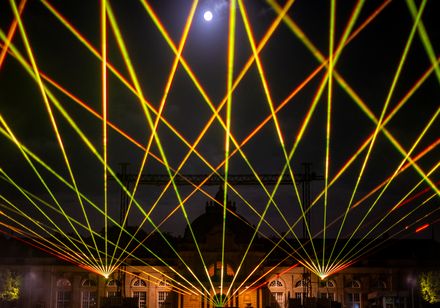 Bunte Laserstrahlen bei der Lasershow am Kaiserpalais während der Parklichter 2023 in Bad Oeynhausen