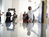 Besucherinnen nutzen interaktive Stelen im digitalen Showroom der Tourist Information Bad Oeynhausen