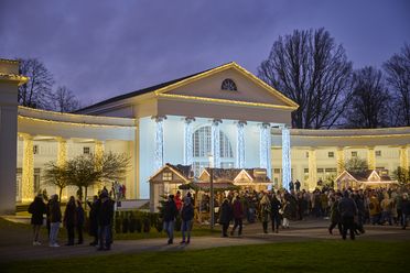 Die Lichter im Park im Rahmen des Weihnachtsmarktes in Bad Oeynhausen inklusive Verzehrhütten vor der Wandelhalle. Schlemmen in stimmungsvoller Kulisse.