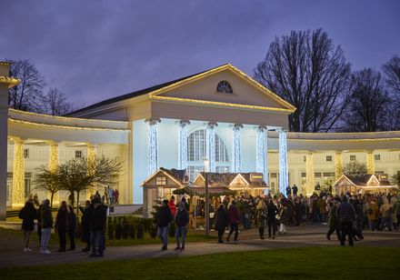 Die Lichter im Park im Rahmen des Weihnachtsmarktes in Bad Oeynhausen inklusive Verzehrhütten vor der Wandelhalle. Schlemmen in stimmungsvoller Kulisse.