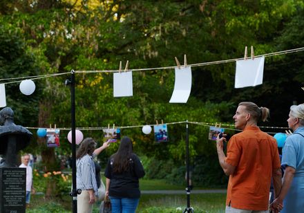 Begehbares Fotoalbum im Rosengarten des Kurparks im Rahmen der Parklichter am Samstag zum Veranstaltungsmotto "Feel the 90s".