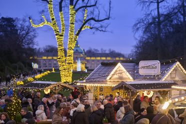 Die Verzehrhütten im Kurpark im Rahmen der Lichter im Park zum Weihnachtsmarkt in Bad Oeynhausen.