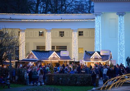 Die Lichter im Park im Rahmen des Weihnachtsmarktes in Bad Oeynhausen inklusive Verzehrhütten vor der Wandelhalle. Schlemmen in stimmungsvoller Kulisse.