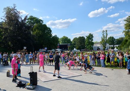 Eine Breakdance Show von der White-Rabbit-Crew im Kurpark Bad Oeynhausen im Rahmen der Parklichter am Samstag zum Veranstaltungsmotto "Feel the 90s".