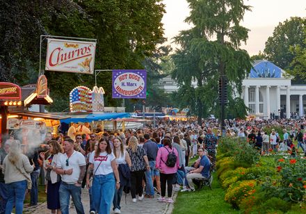 Menschenmassen durchströmen den Kurpark Bad Oeynhausen im Rahmen der Parklichter am Samstag zum Veranstaltungsmotte "Feel the 90s"! 8.000 Gäste besuchten das Fest am 01.08.2026.