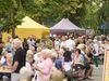 Besucher beim Schlemmer-Abendmarkt in der Innenstadt von Bad Oeynhausen mit Streetfood-Ständen und Sitzgelegenheiten im Freien