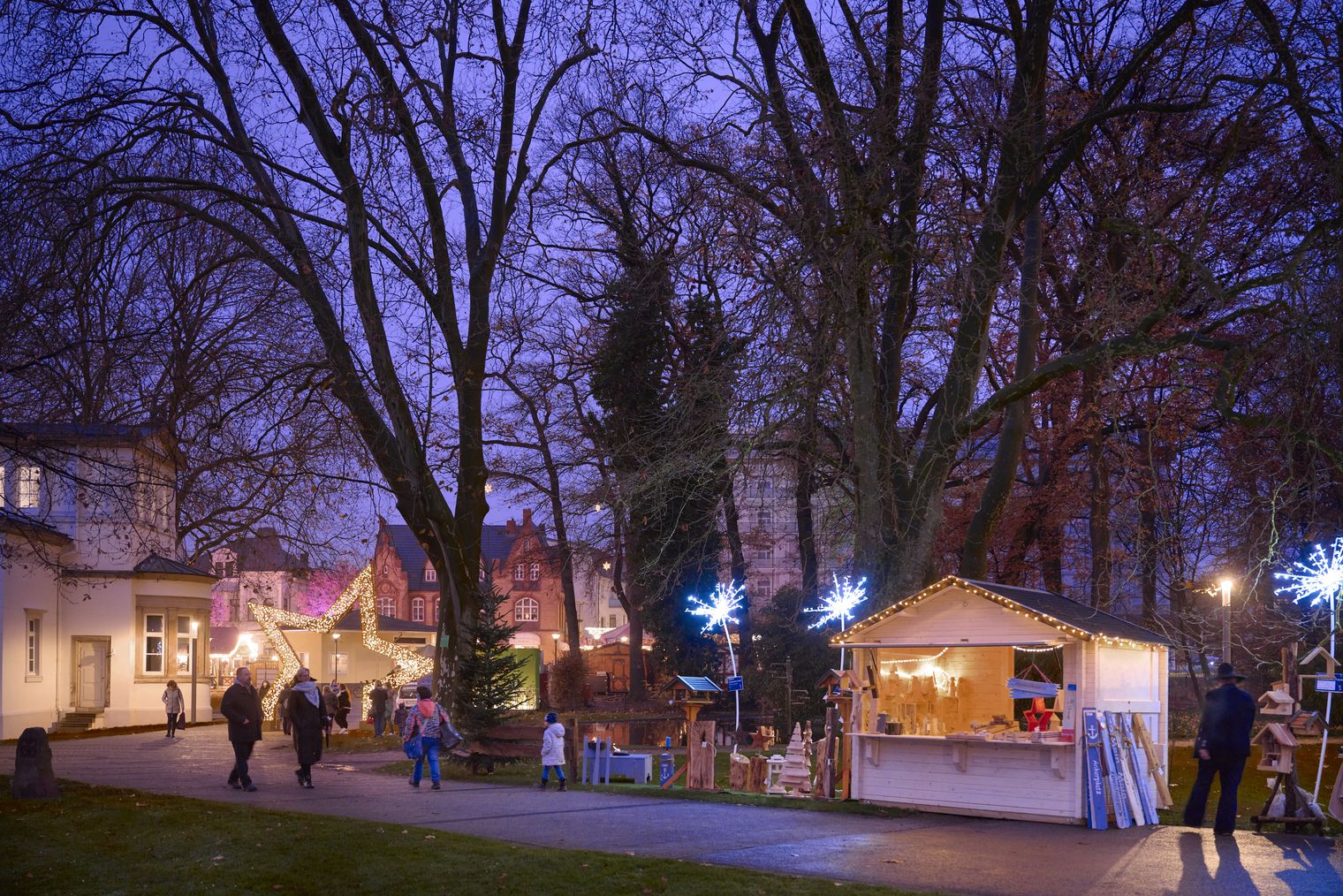 Der Westfälische Geschenkemarkt im Kurpark beim Weihnachtsmarkt in Bad Oeynhausen.