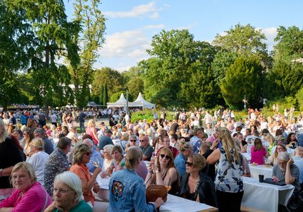 Volles Gastrodorf im Kurpark Bad Oeynhausen im Rahmen der Parklichter zum Veranstaltungsmotto "Feel the 90s". 