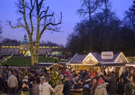 Die Lichter im Park im Rahmen des Weihnachtsmarktes in Bad Oeynhausen inklusive Verzehrhütten vor der Wandelhalle. Schlemmen in stimmungsvoller Atmosphäre.
