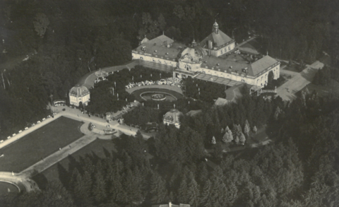Luftaufnahme des neuen Kurhauses Bad Oeynhausen von 1908 im Stil eines barocken Lustschlosses.