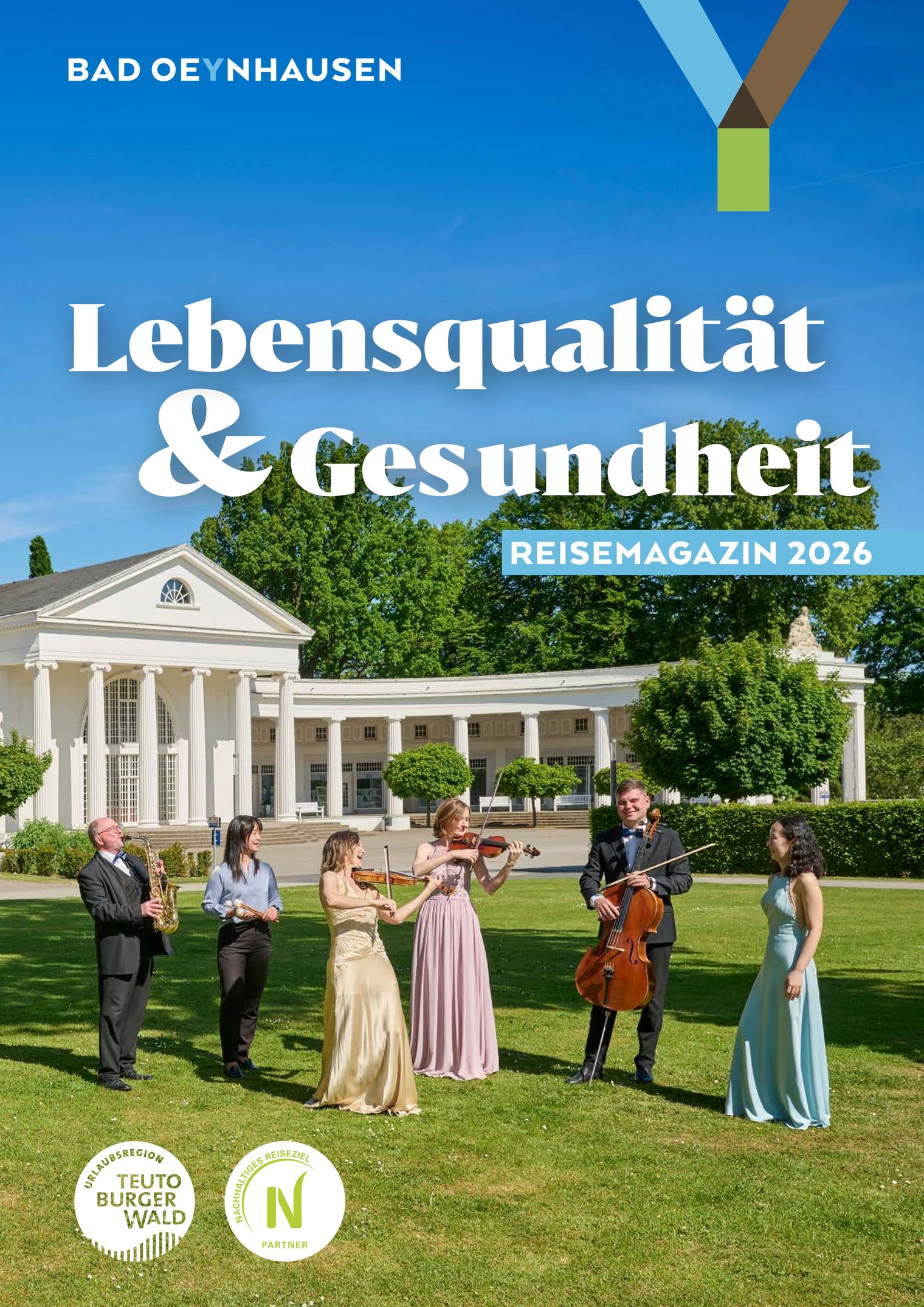 Cover Reisemagazin 2026 Bad Oeynhausen mit dem Staatsbadorchester vor dem Kurhaus im Kurpark