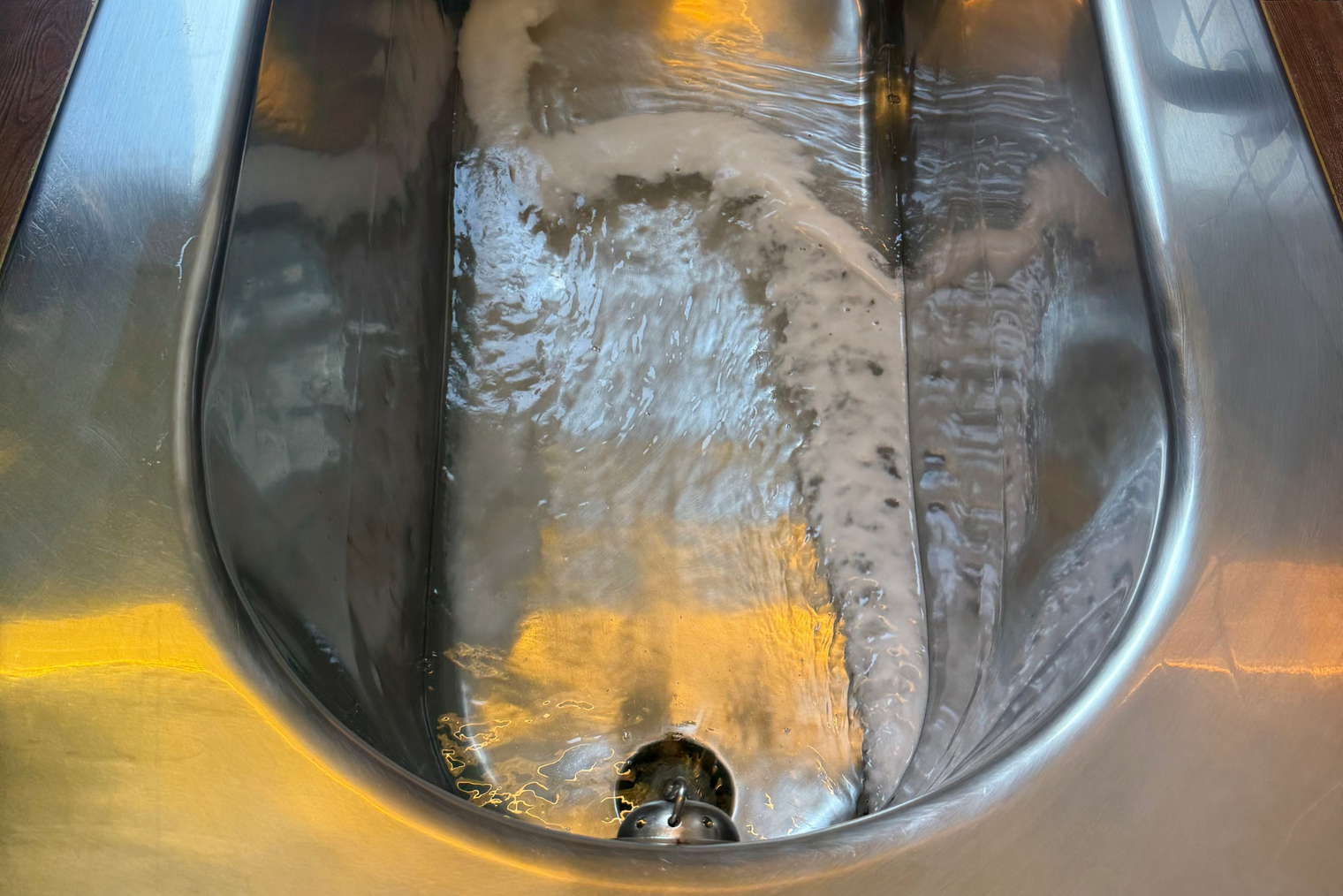 Edelstahlwanne im Badehaus II in Bad Oeynhausen gefüllt mit natürlicher Thermalsole aus dem Oeynhausen-Sprudel für eine klassische Bäderkur.