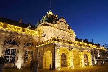 Weihnachtliches Kaiserpalais (Kurhaus) im Rahmen der Lichter im Park zum Weihnachtsmarkt in Bad Oeynhausen. 