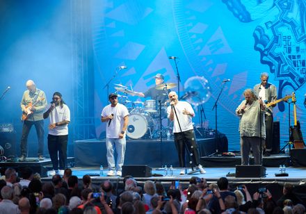 Der Live Auftritt der Söhne Mannheims im Rahmen der Parklichter am Samstag im Kurpark Bad Oeynhausen zum Veranstaltungsmotto "Feel the 90s". Tausende begeisterte Festival Besucher.