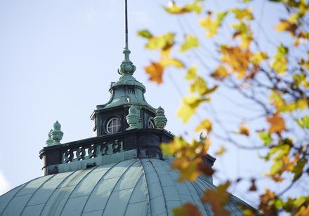 Die filigrane Turmspitze der Kuppel des Kaiserpalais im Kurpark von Bad Oeynhausen im Herbst.