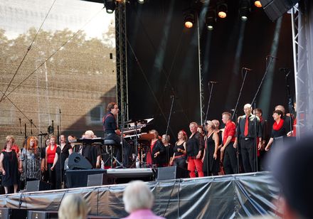 Der Auftritt vom Gospelchor Rehmissimo im Rahmen der Parklichter am Samstag im Kurpark Bad Oeynhausen zum Veranstaltungsmotte "Feel the 90s". Gesungen wurden Hits vom Musical Sister Act.