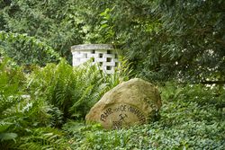Oeynhausen-Sprudel im Kurpark Bad Oeynhausen, historische Thermalsolequelle im Grünen