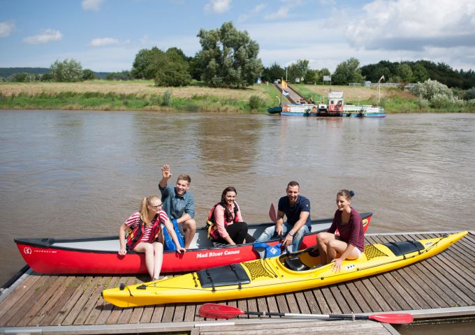 Gruppe fährt Kanu auf der Weser