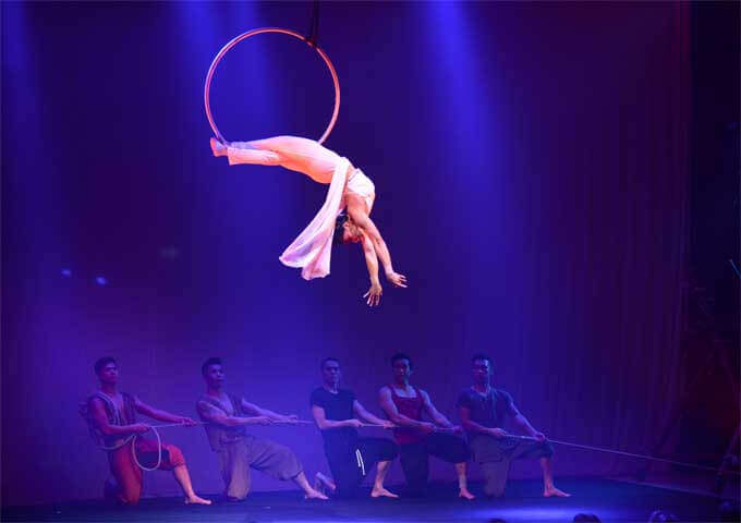 Akrobatin tanzt in luftiger Höhe mit Reifen