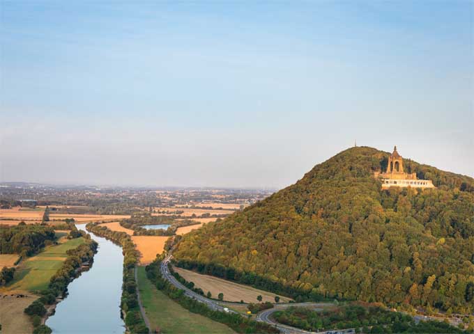 Blick auf die Porta Westfalica und die Weser